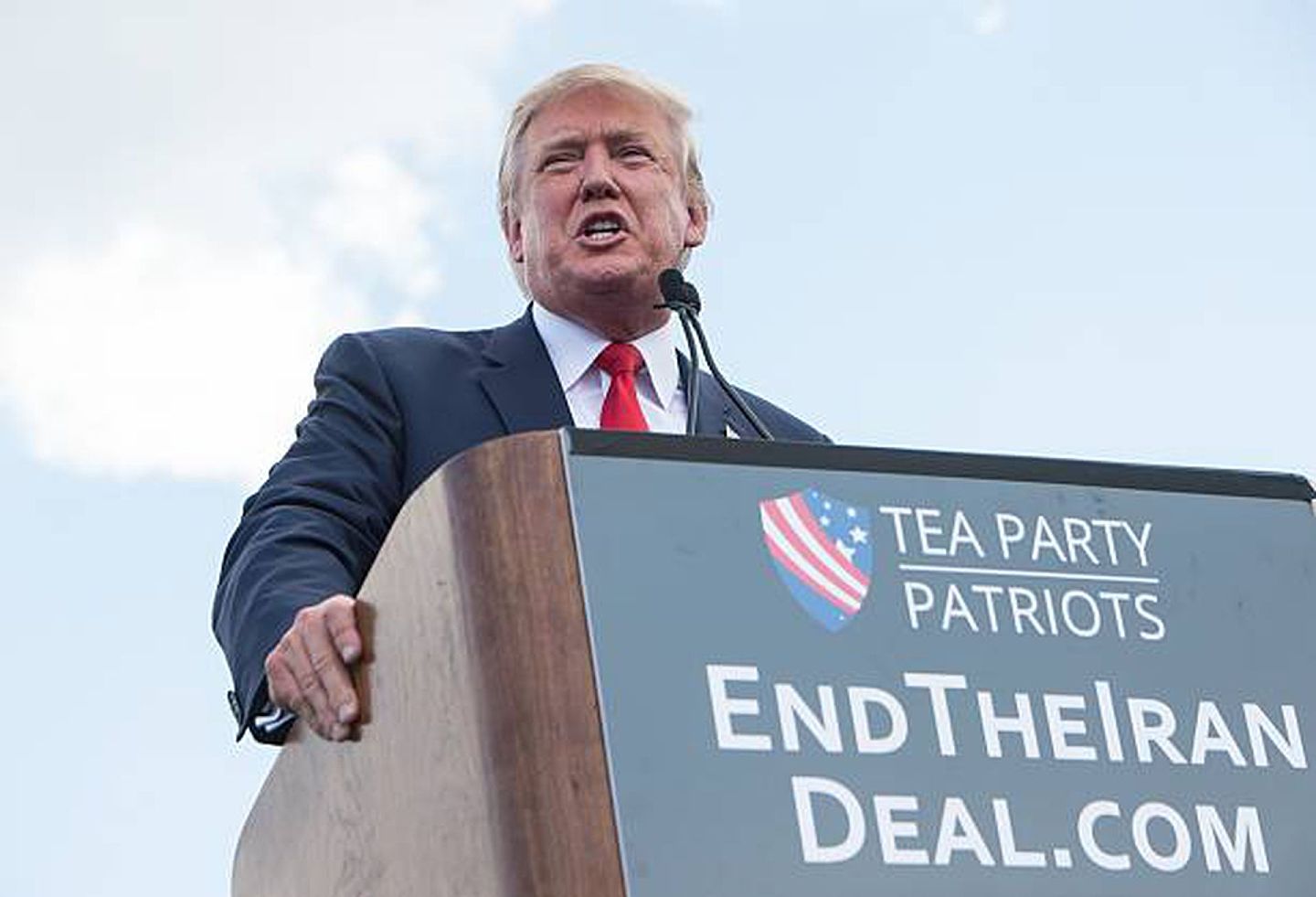 2015年9月9日，华盛顿特区，当时的共和党总统候选人特朗普（Donald Trump）在右翼党派Tea Party Patriots组织的竞选集会上公开表示若当选总统将撕毁《伊核协议》。（Getty)