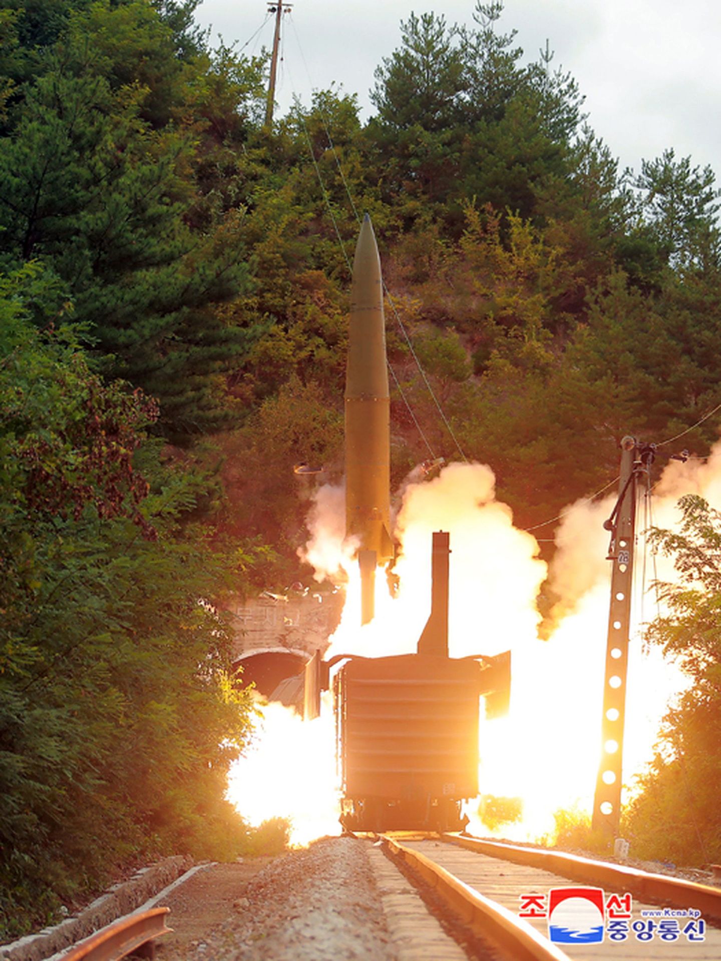2021年9月15日，朝鲜“铁道机动导弹团”进行了导弹发射训练画面。（朝中社）