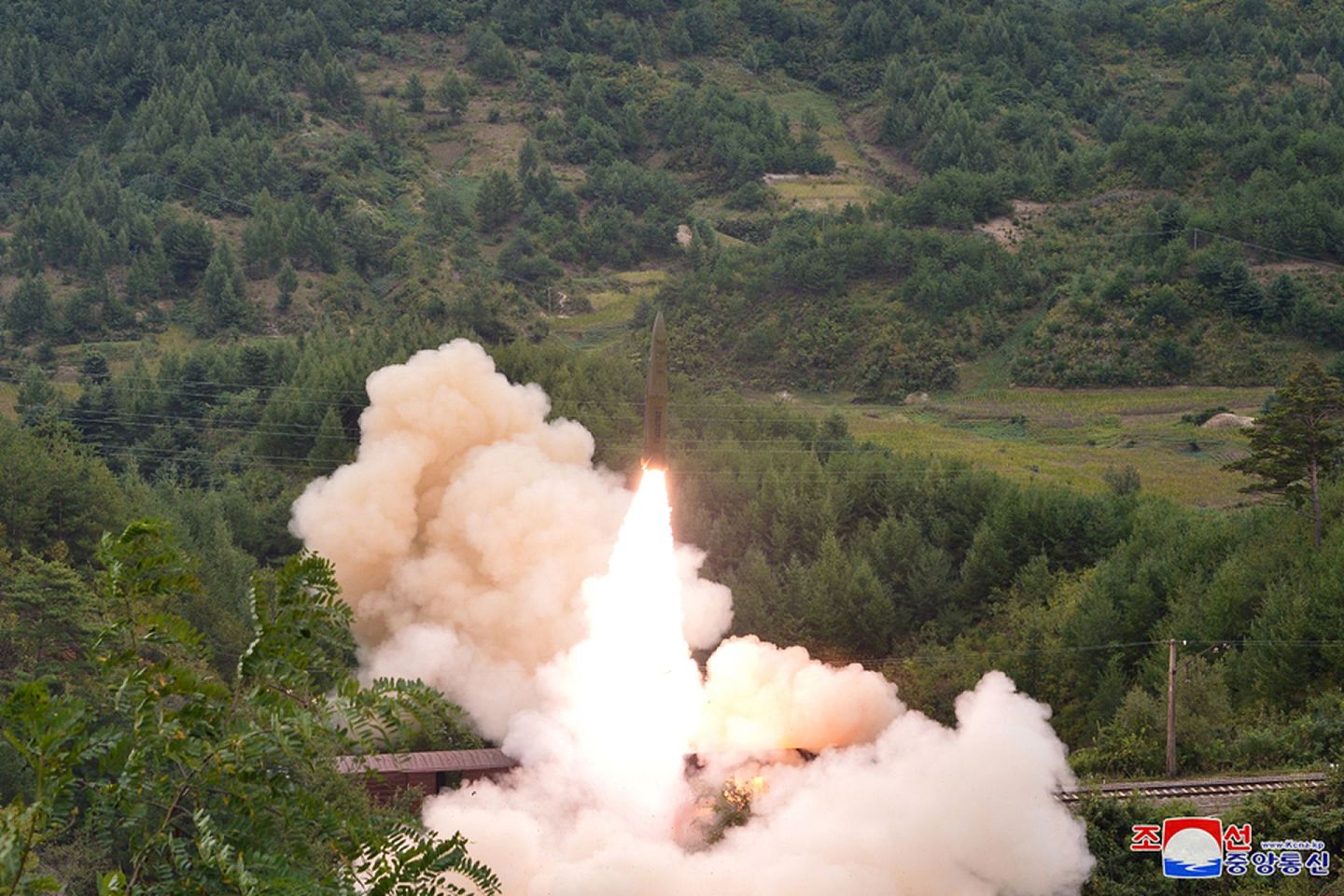 2021年9月15日，朝鲜官方公开“铁道机动导弹团”进行导弹发射训练照片。（朝中社）