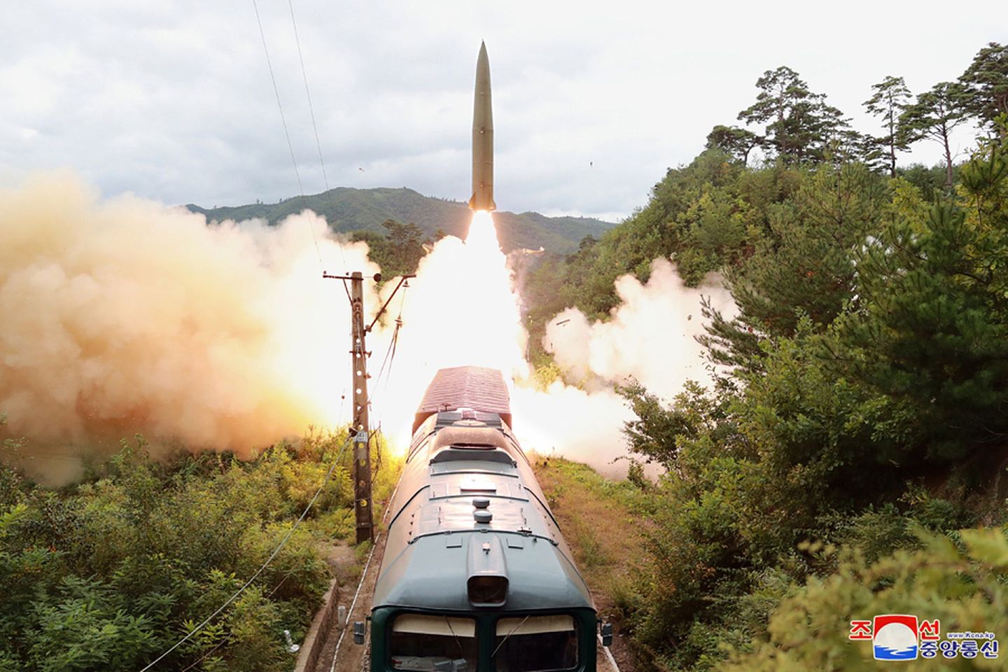 2021年9月15日，朝鲜“铁道机动导弹团”进行了导弹发射训练。（朝中社）