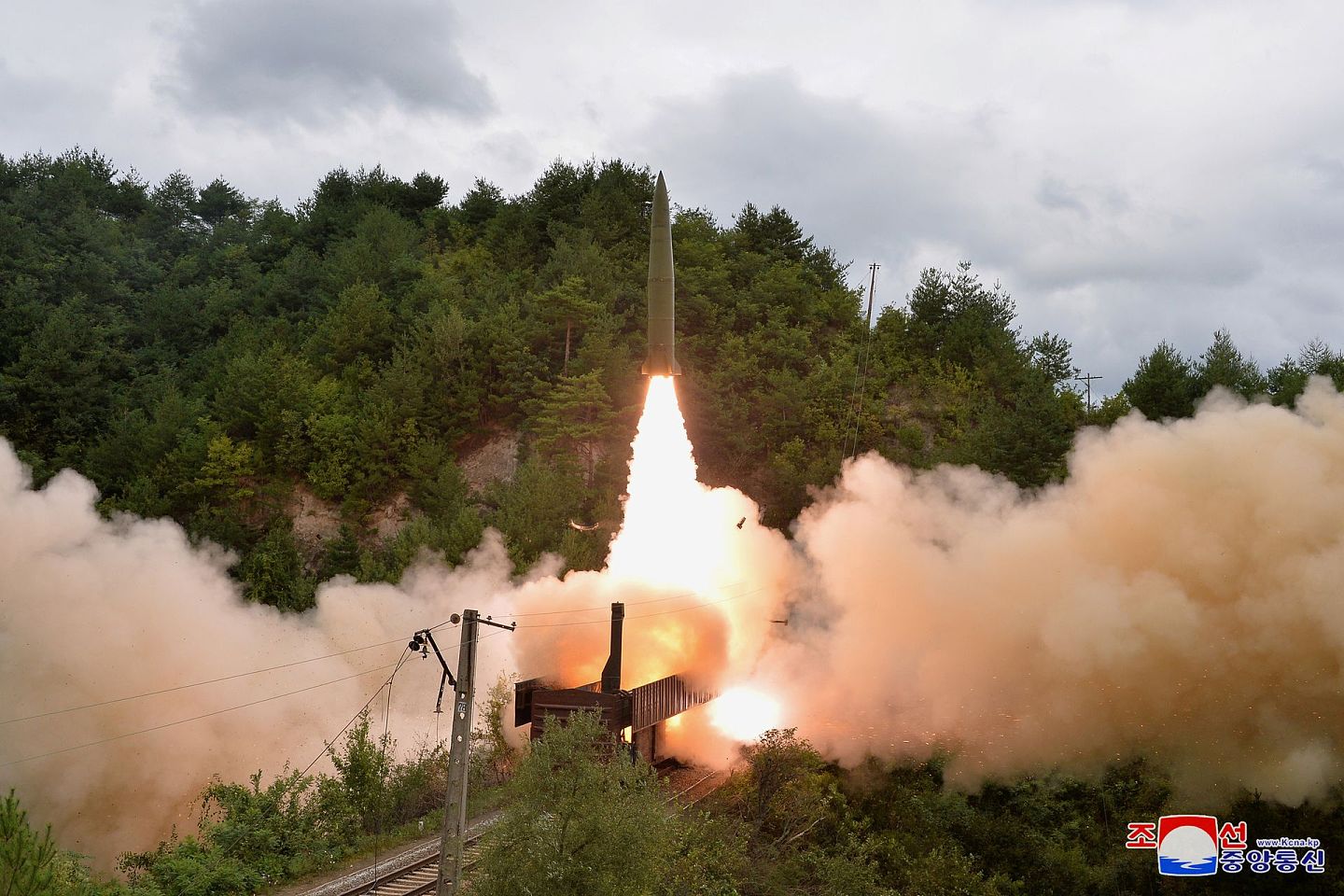 朝鲜9月15日试射铁路搭载导弹系统，并声称击中目标。（Reuters）