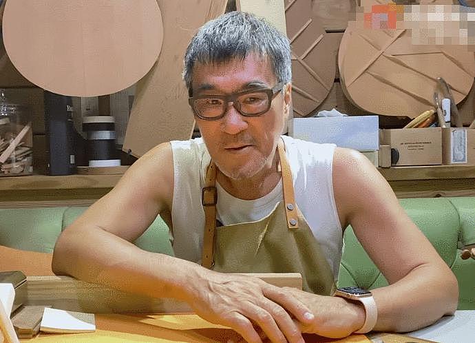 63岁李宗盛近照曝光，穿背心胳膊十分粗壮，头发花白身后一堆木板（组图） - 2
