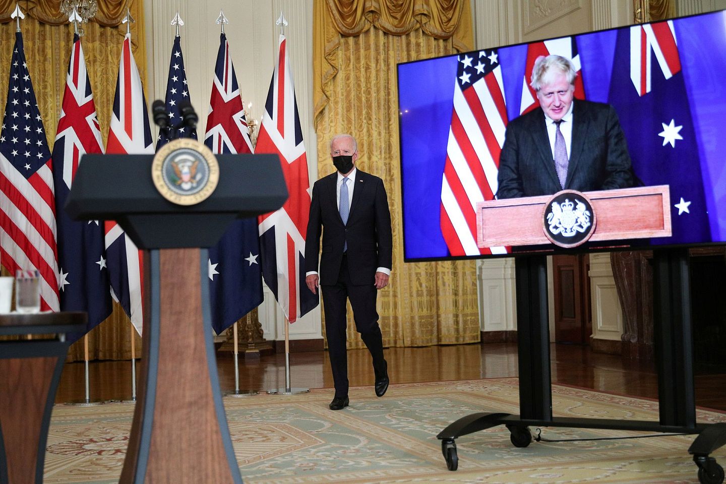 AUKUS：图为9月15日，美国总统拜登准备在白宫透过视像会议，与英国首相约翰逊及澳大利亚总理莫里森一起宣布达成历史性的澳英美联盟AUKUS防卫协定。（Reuters）