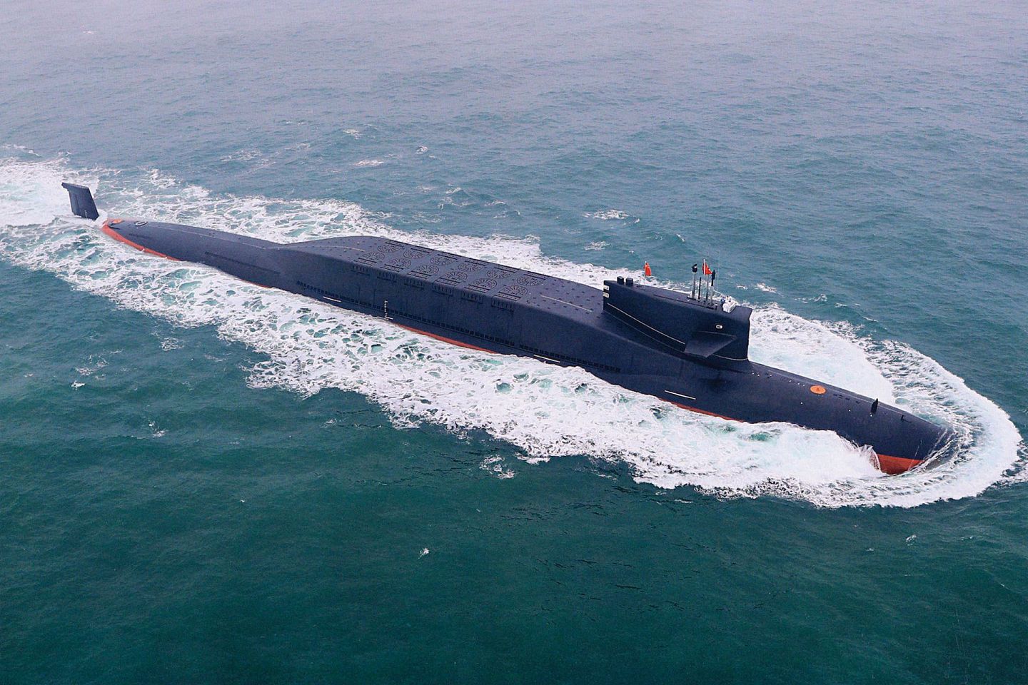 在中国，094型核潜艇弹道导弹核潜艇的运用，使中国海军得以比肩世界大国。（微博@梁无咎）