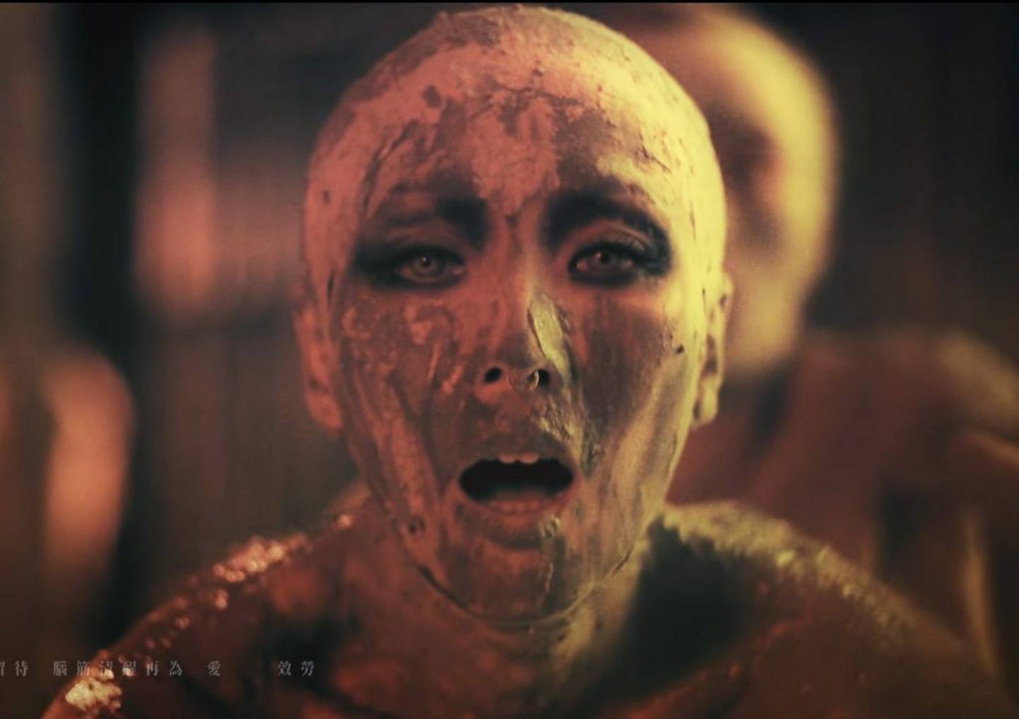 郑秀文《无人岛》MV中以泥人破格造型登场。 （MV影片截图）