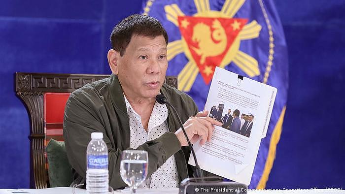 Philippinen Der philippinische Präsident Rodrigo Duterte zeigt ein Papier mit dem Foto von Michael Yang mit den Eigentümern der Pharmally International Holding Company 