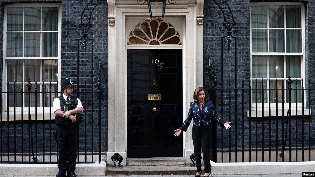 美国众议院议长佩洛西抵达伦敦唐宁街10号首相官邸。(2021年9月16日)