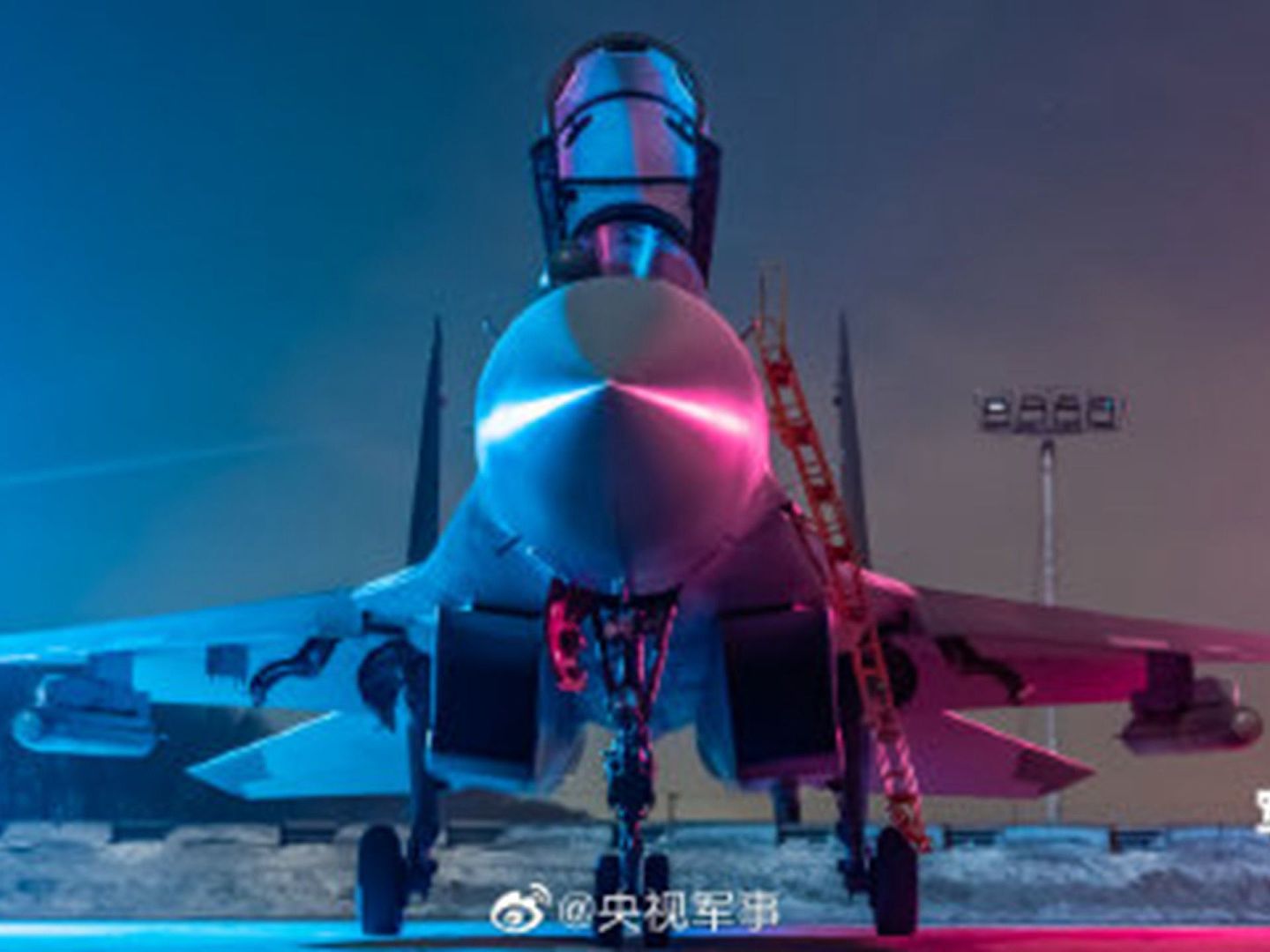 新批次歼-16装备了中国国产涡扇-10“太行”发动机。（微博@央视军事）