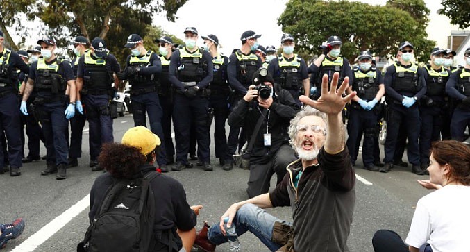 全澳多城爆发反封锁游行，示威者与警方激烈冲突，数百人被捕（视频/组图） - 11