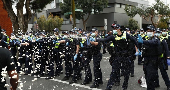 全澳多城爆发反封锁游行，示威者与警方激烈冲突，数百人被捕（视频/组图） - 10