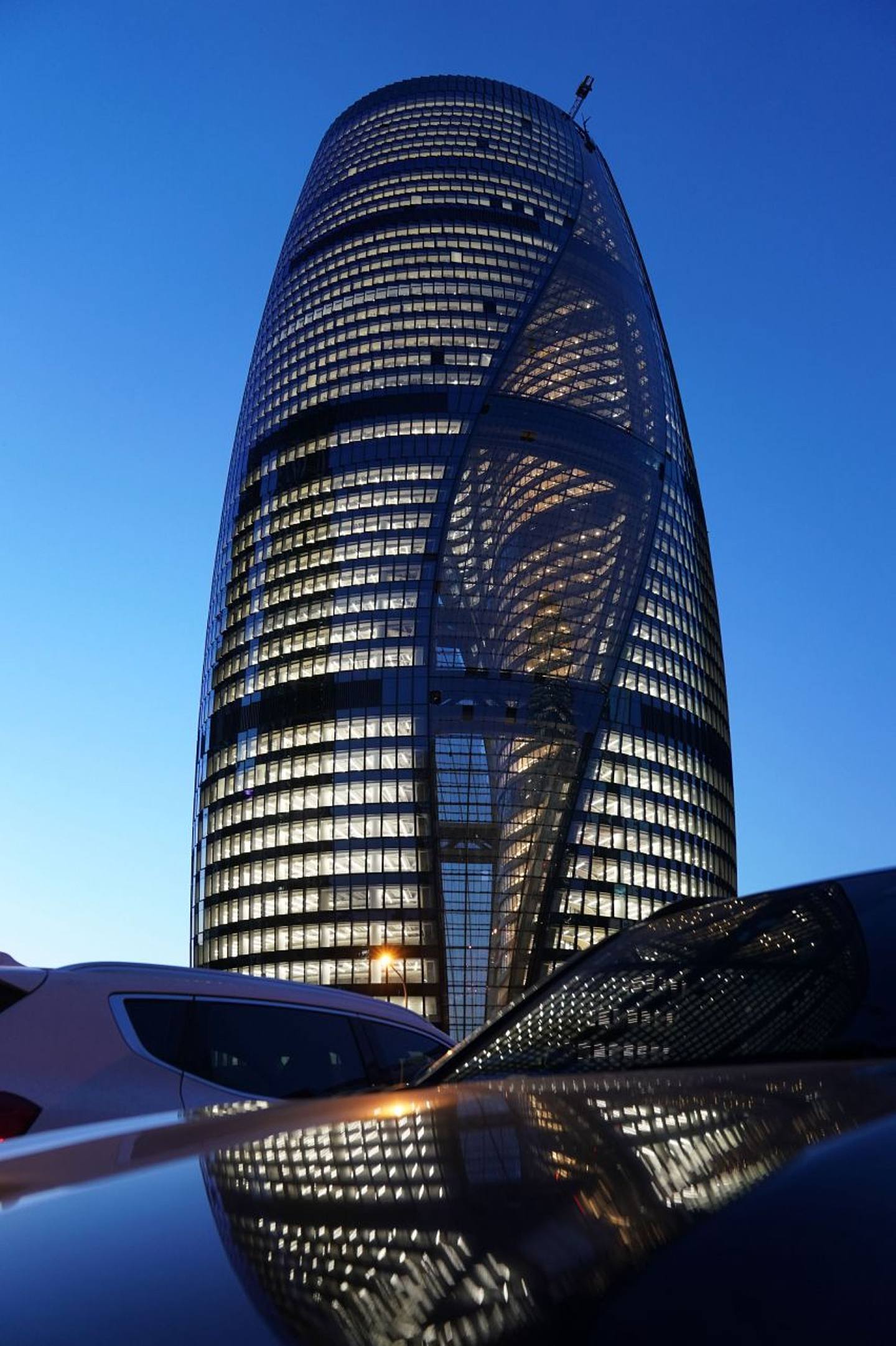 北京市豐台區的「麗澤SOHO」，是已故著名建築師Zaha Hadid遺作。該建築由兩棟塔樓及近200米高的扭轉造型中庭圍合而成，這也創造了世界最高建築中庭紀錄。（中新社）