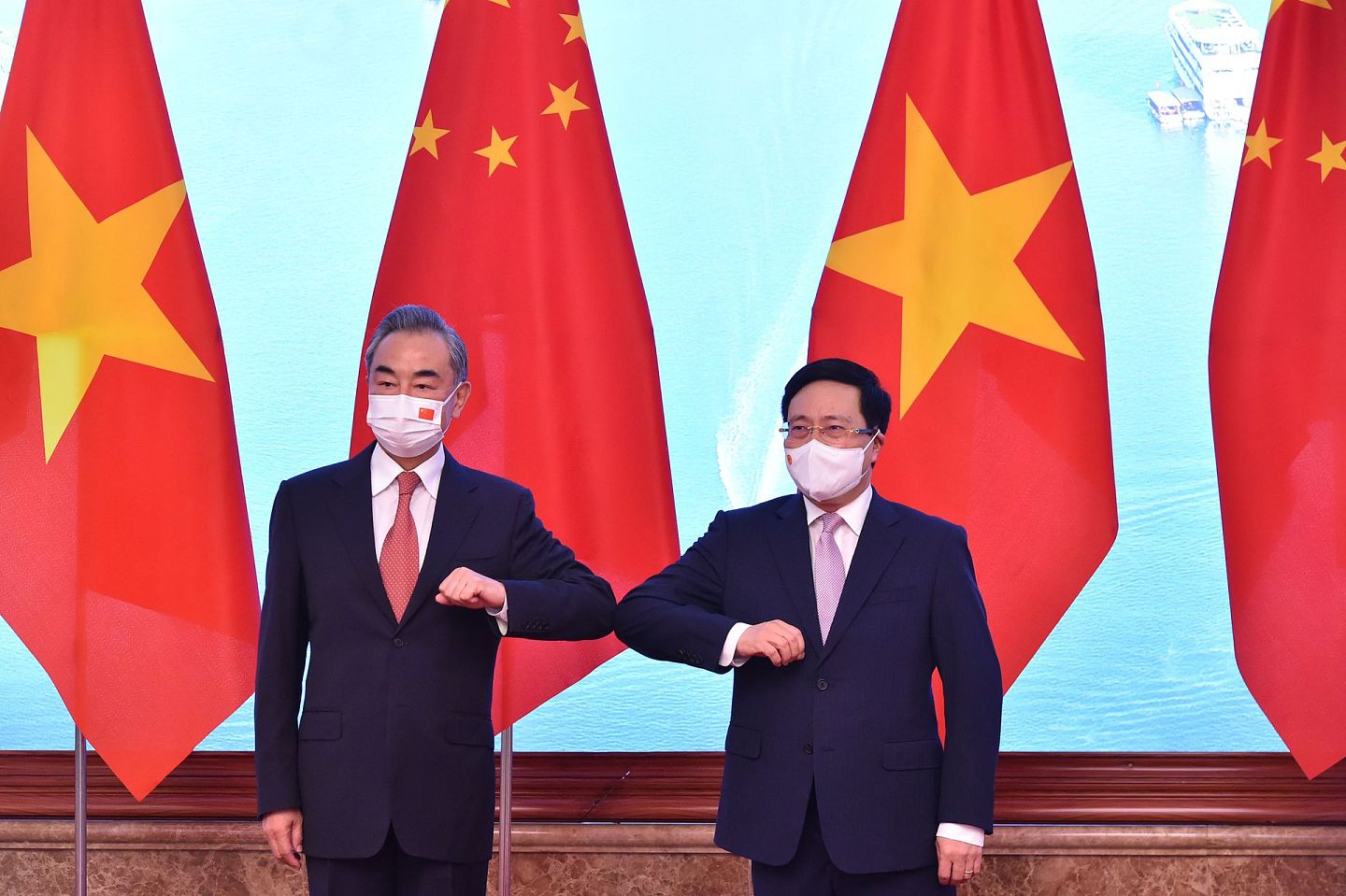 对越南来说，该国在经济、意识形态和政治领域与中国一直维持着紧密联系。到目前为止，中国已经向越南出售及捐助了约1,150万剂国药疫苗。（新华社）