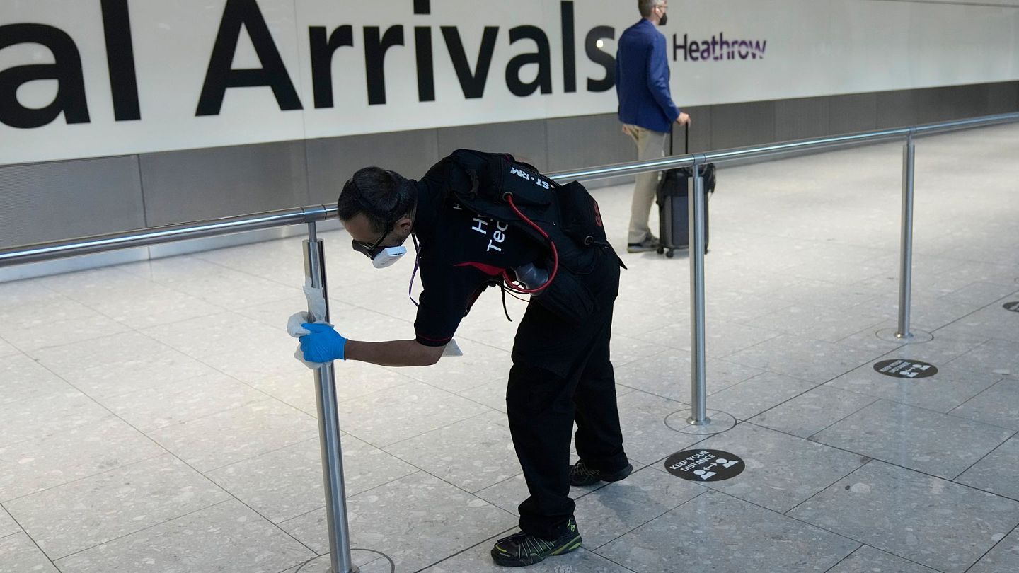 英国新冠肺炎疫情：图为8月2日，一名工作人员在希斯路机场第五客运大楼进行清洁工作。（AP）