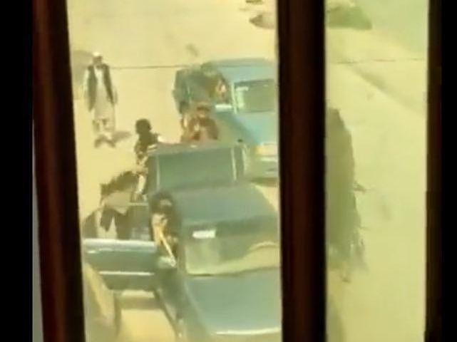塔利班在街上处决阿富汗人，开枪前把人绑在后备箱上，20人已遇害（组图） - 1