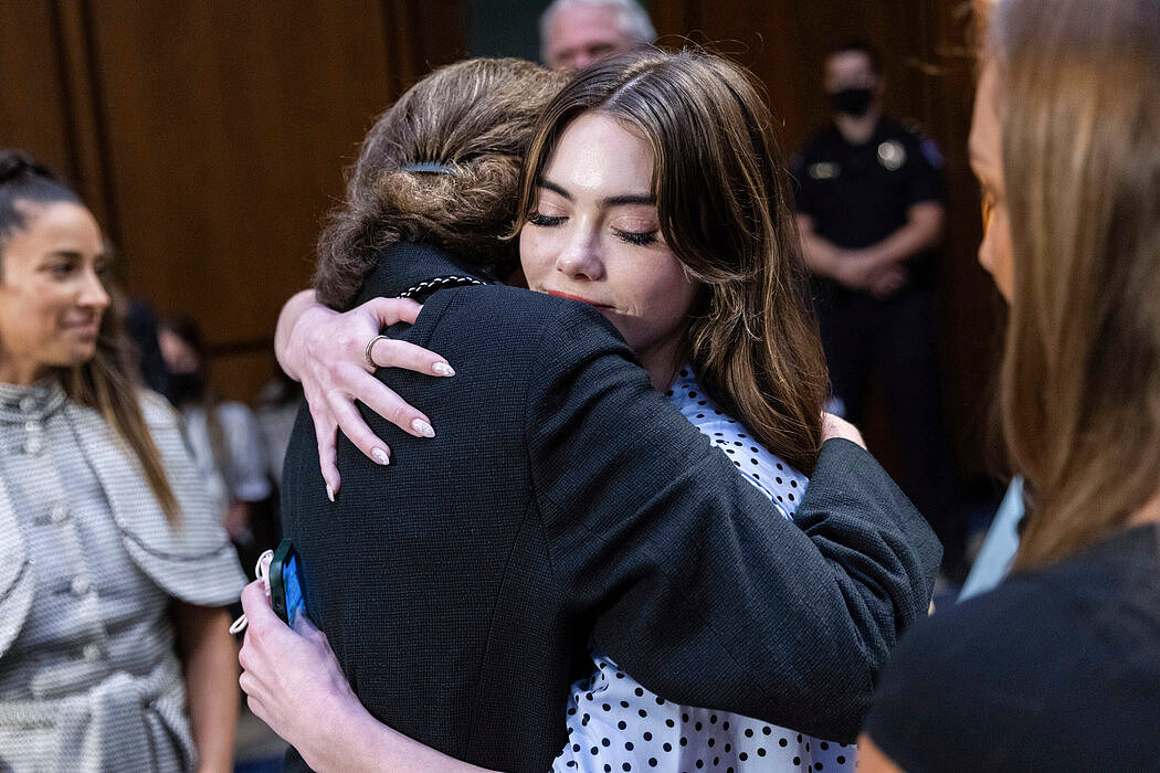 听证会结束后，加利福尼亚州参议员黛安·范斯坦拥抱了马罗尼。