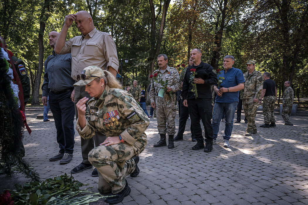 分离主义地区的老兵和顿涅茨克人民共和国的支持者在乌克兰顿河畔罗斯托夫举行的纪念仪式上。