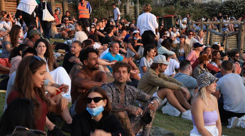 悉尼Bondi海滩又双叒现“人从众”，大部分没戴口罩！目击者：仿佛新冠不存在（组图） - 2