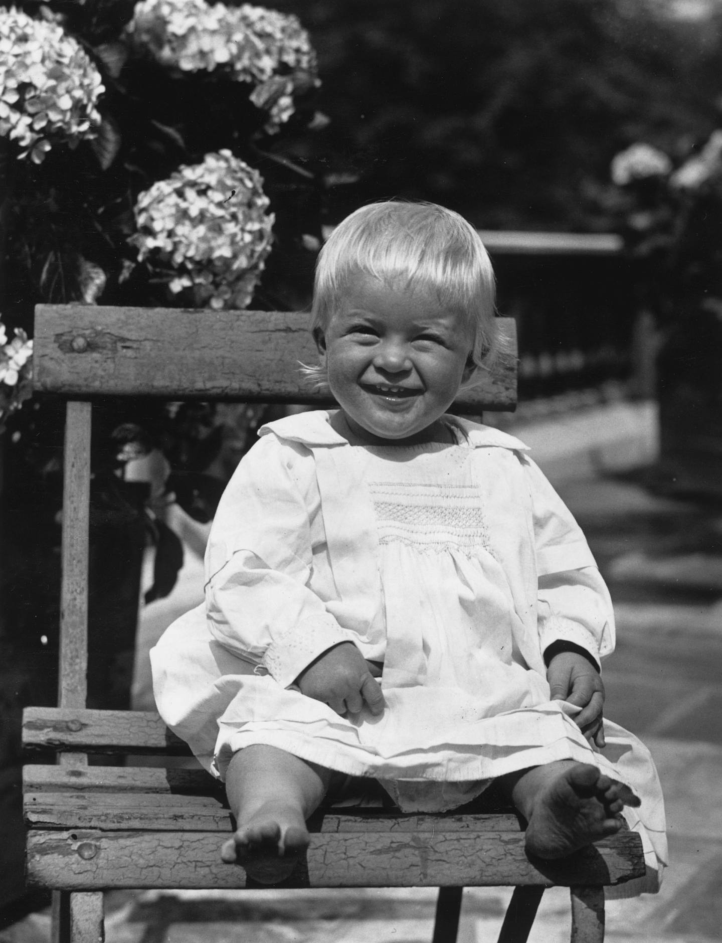 菲腊亲王：1921年，菲腊王子（Prince Philip of Greece and Denmark）在希腊科孚岛（Corfu）出世，身上有希腊、丹麦王室血统。图为幼时的菲腊，摄于1922年7月。（Getty Images）