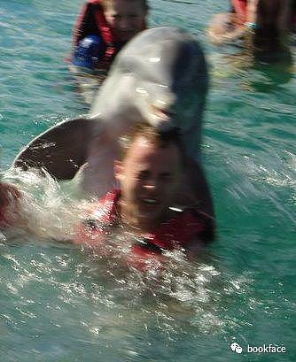 年轻女子与海豚发生性关系！当他们关系结束分手时，海豚沉入水底“自杀”（视频/组图） - 12