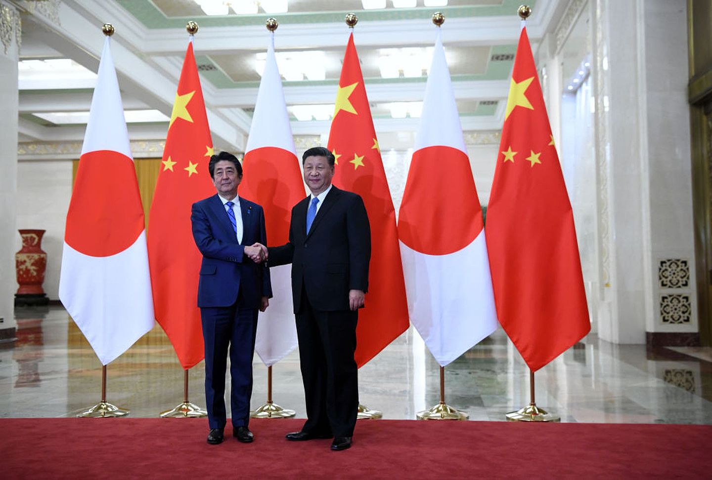 日本首相安倍晋三（左）2019年12月访问中国与习近平见面，高市能否学习到安倍任内表现出来的实用主义尚不得而知。（Getty）