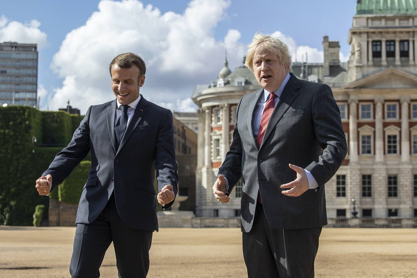 2020年6月18日，法国总统马克龙（左）访问英国伦敦，与英国首相约翰逊（Boris Johnson，右）会面。 （AP）