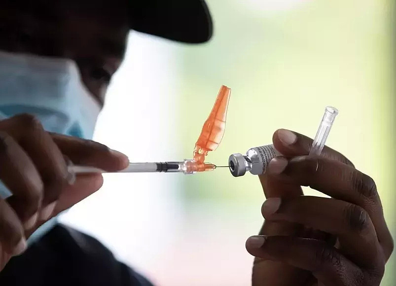 科学家警告:靠接种疫苗终结疫情几乎没有可能,想想别的招儿吧(组图) - 1
