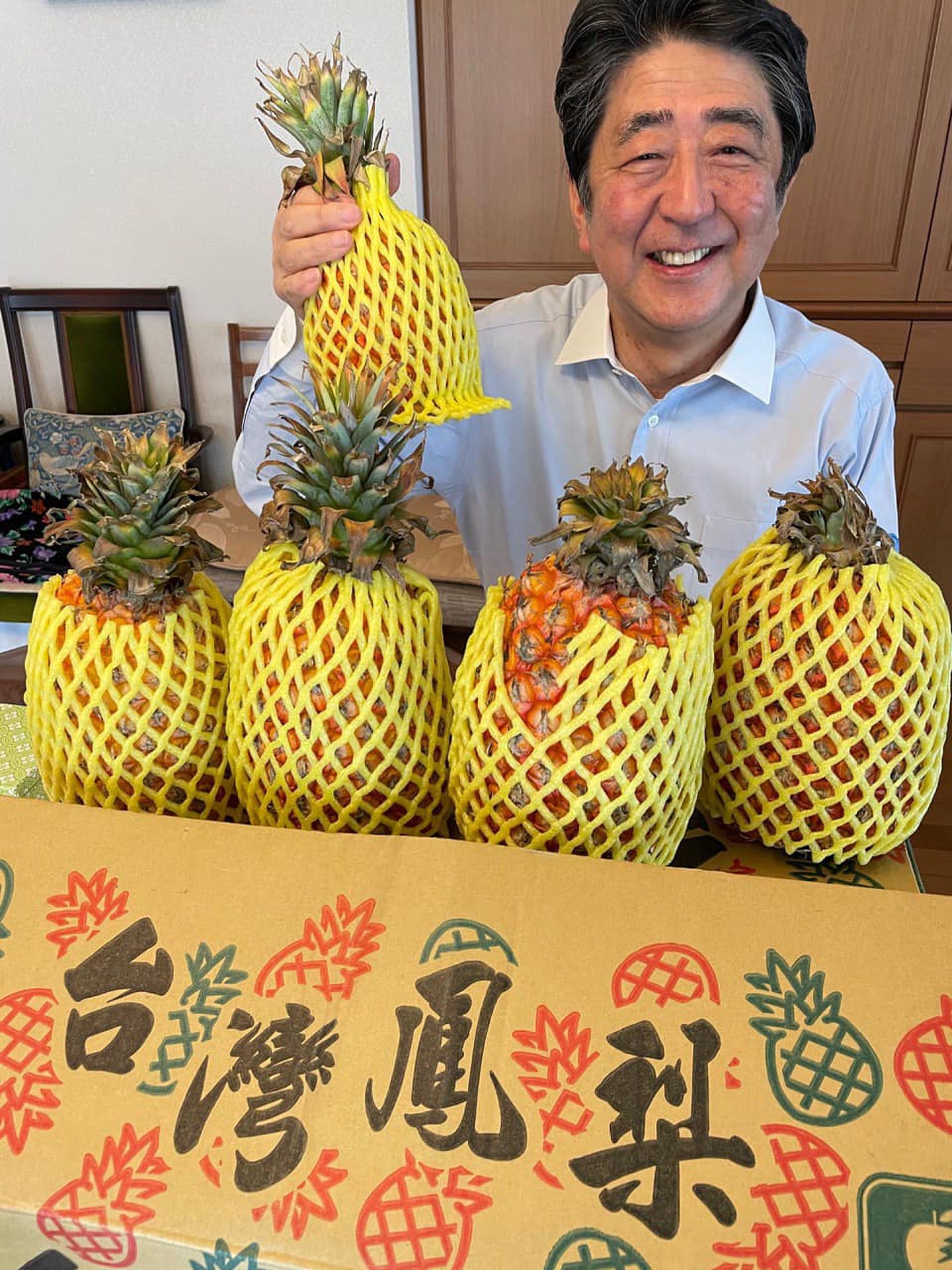 日本前首相安倍晋三于当地时间4月28日在推特（Twitter）上发布自己与台湾菠萝合影的照片，并大赞看起来好好吃。（Twitter＠安倍晋三）