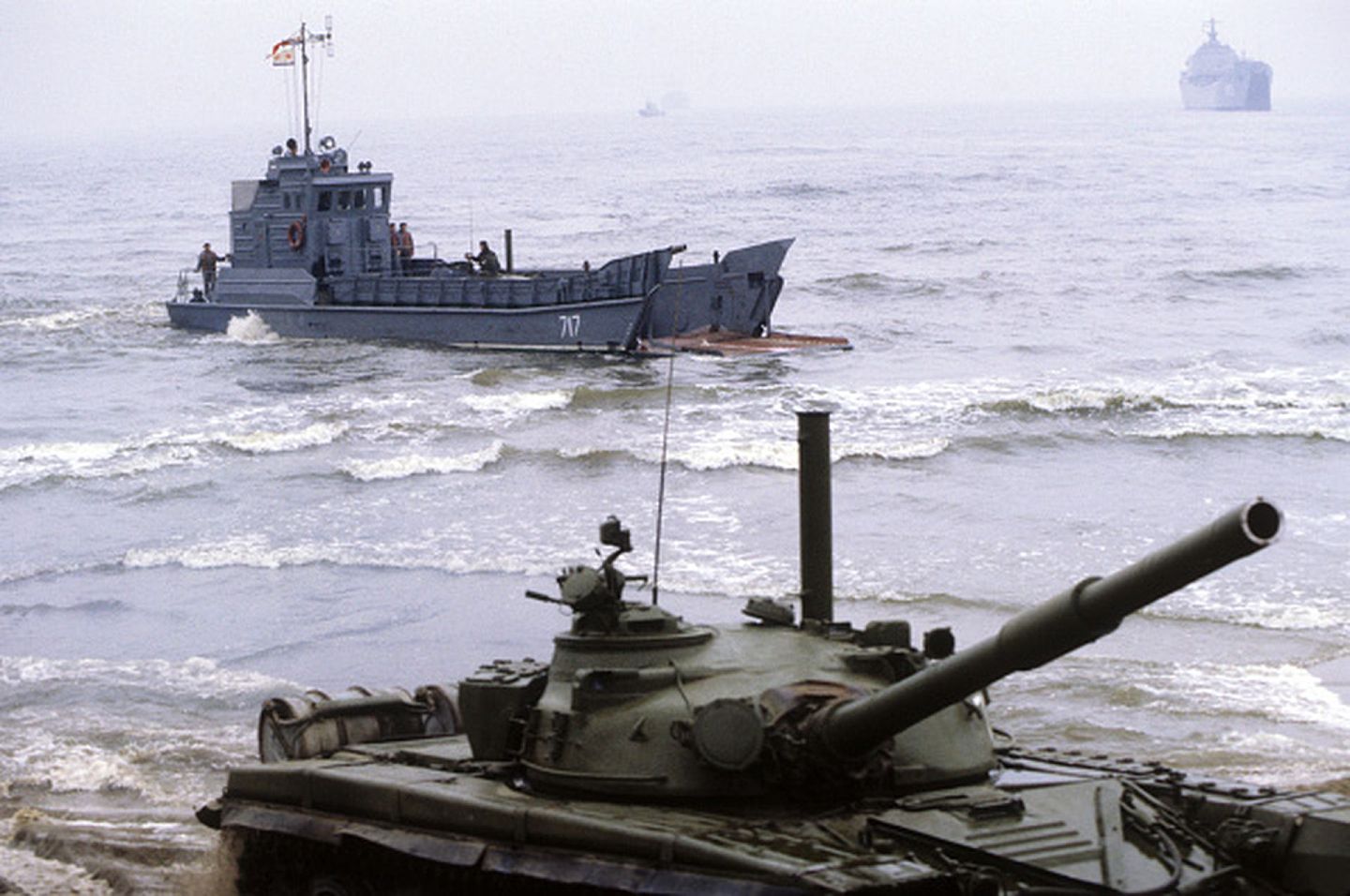 1981年9月，以苏联为首的华约组织举行以北约为假想敌，代号为“西方-81”的军事演习。其参演规模为冷战之最，图为华约海军陆战队与装甲部队进行协同作战演练。（Getty Images）