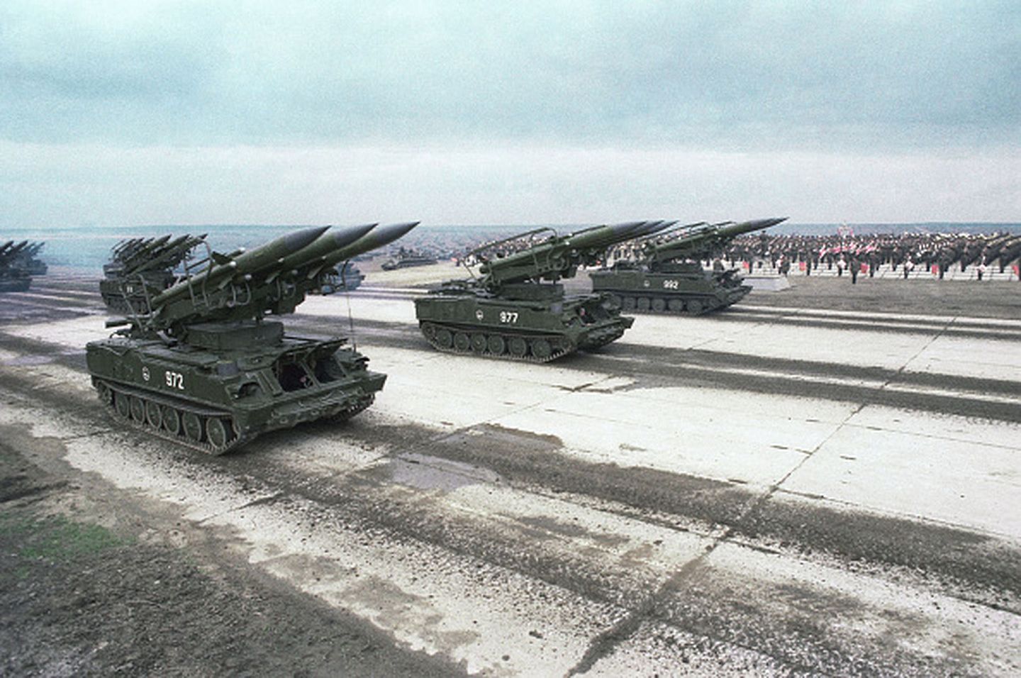 “西方-81”军演期间，华约装甲部队在接受检阅。（Getty Images）