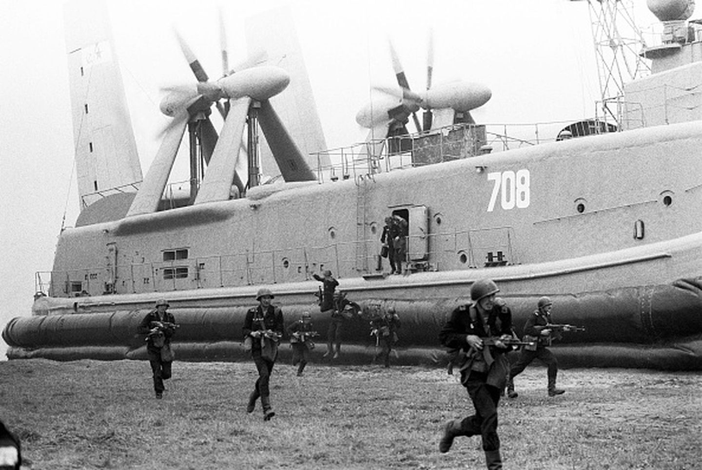 “西方-81”军演期间，苏联海军陆战队的突击演习。（Getty Images）