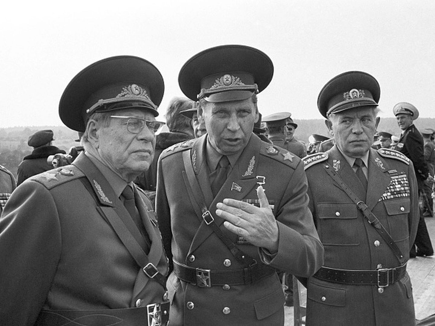 “西方-81”军演期间，时任苏联国防部长乌斯季诺夫（Dmitry Ustinov，左一），副防长奥加科夫（Nikolai Ogarkov ，中）与捷克斯洛伐克防长祖尔（Martin Dzur ，右一）在演习前线交流。（Getty Images）