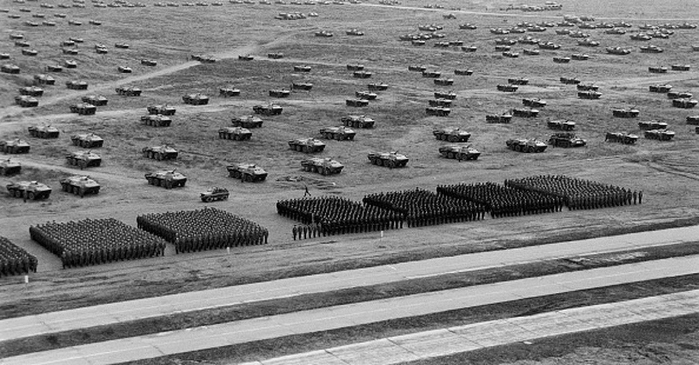1981年9月，以苏联为首的华约组织举行以北约为假想敌，代号为“西方-81”的军事演习。图为参演部队在接受检阅。（Getty Images）
