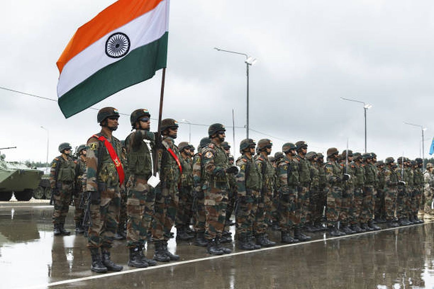 2021年9月9日，俄罗斯下诺夫哥罗德地区的穆利诺靶场，参加西方2021军演的印度军人在接受检阅。（Getty Images）