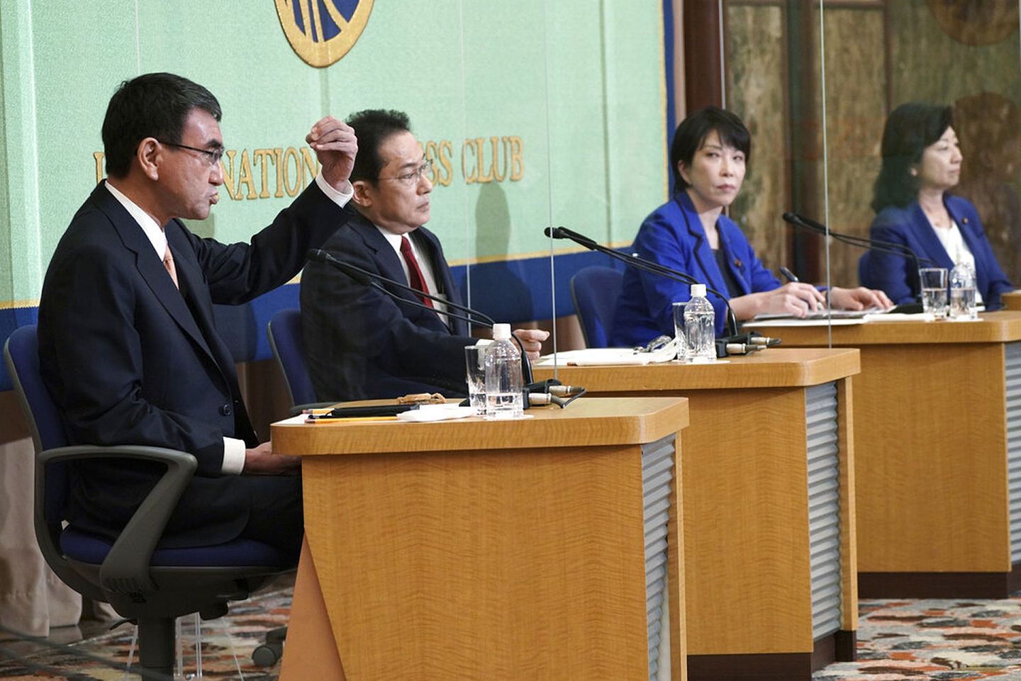 2021年9月18日，日本自民党总裁候选人在东京参加由日本国家记者俱乐部主办的讨论会。左起为河野太郎、岸田文雄、高市早苗和野田圣子。（AP）