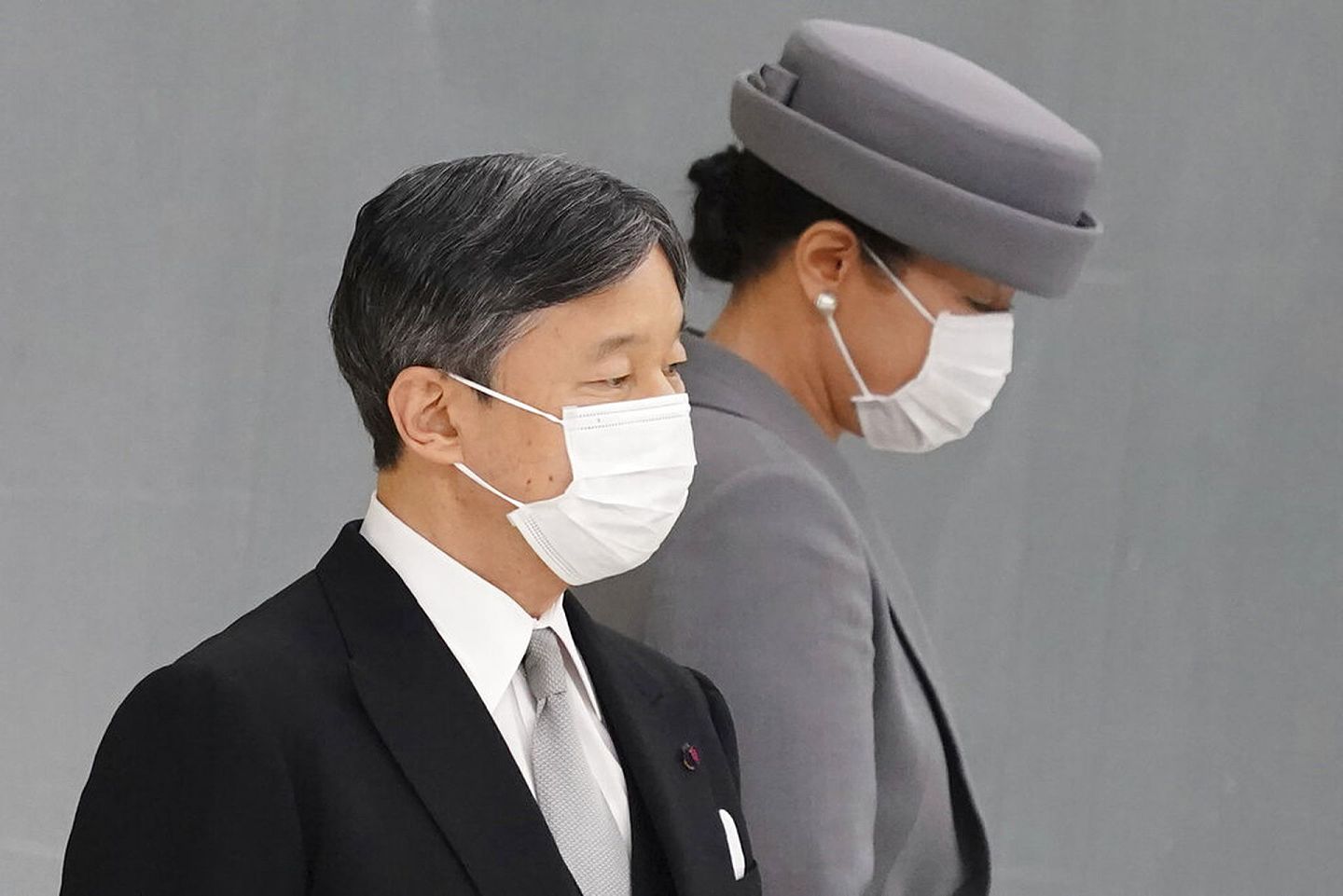 2021年8月15日，日本天皇德仁（左）和皇后雅子（右）在东京武道馆举行的二战投降76周年纪念仪式上戴着口罩。（AP）