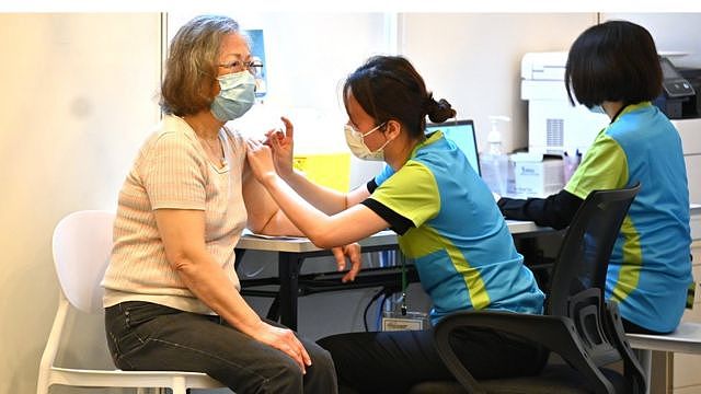 香港某社区疫苗接种点内一位老太太接受新冠疫苗注射（23/2/2021）