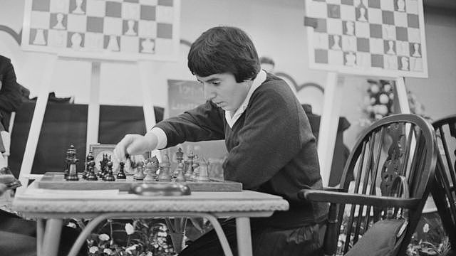 加普林达什维利13岁就开始下棋，20岁成为世界冠军，也是首名获颁大师名誉的女性。