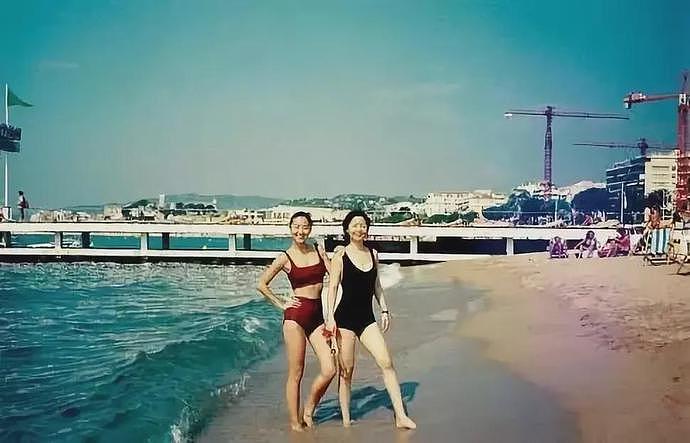 “甜歌皇后”邀好友异国聚会在陌生海域裸泳，互相拍裸照，她的一生不简单（组图） - 38