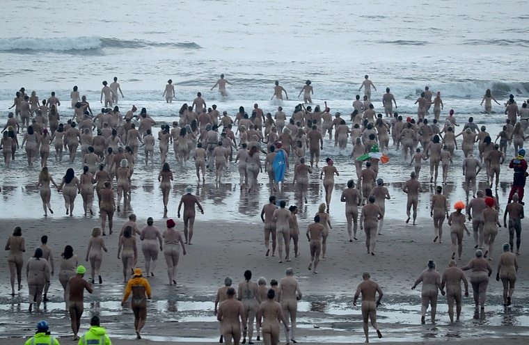 裸泳活动在清晨举行，也同时为心理健康慈善团体募款。 路透