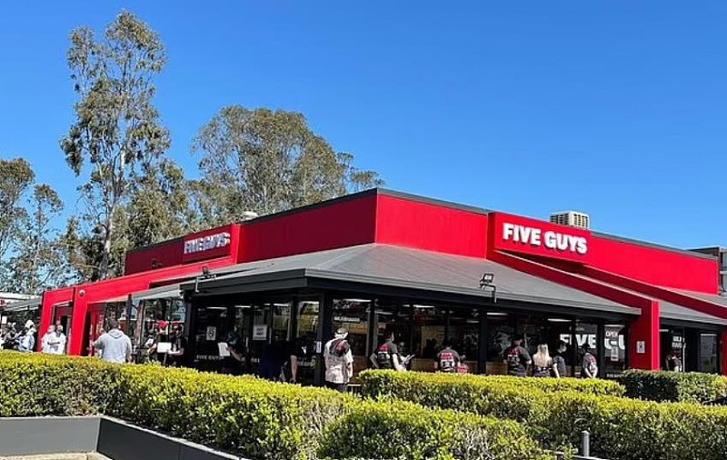 悉尼首家Five Guys开业，顾客排起长龙！网友直呼：好吃炸了（视频/组图） - 2