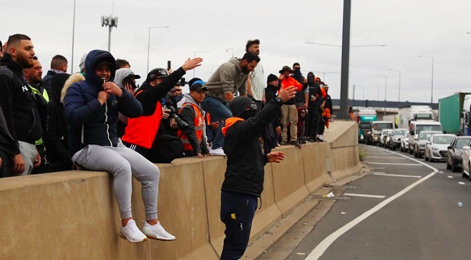 建筑工人再度聚集墨尔本CBD，数百人与警方对峙！记者被泼尿，西门大桥遭堵（视频） - 7