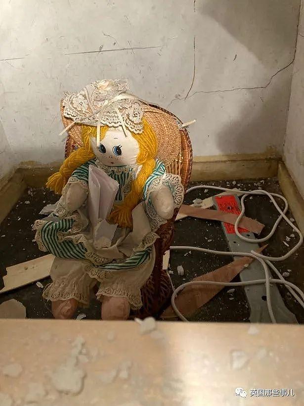 英国男在新房墙里发现个旧布娃娃，手捏纸条内容简直惊悚！（组图） - 6