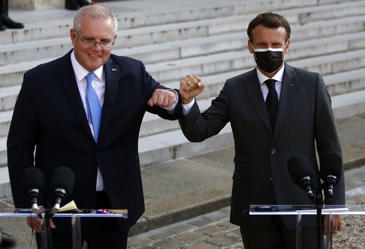 2021年6月15日，澳大利亚总理莫里森（Scott Morrison，左）在巴黎爱丽舍宫与法国总统马克龙会面。（AP）
