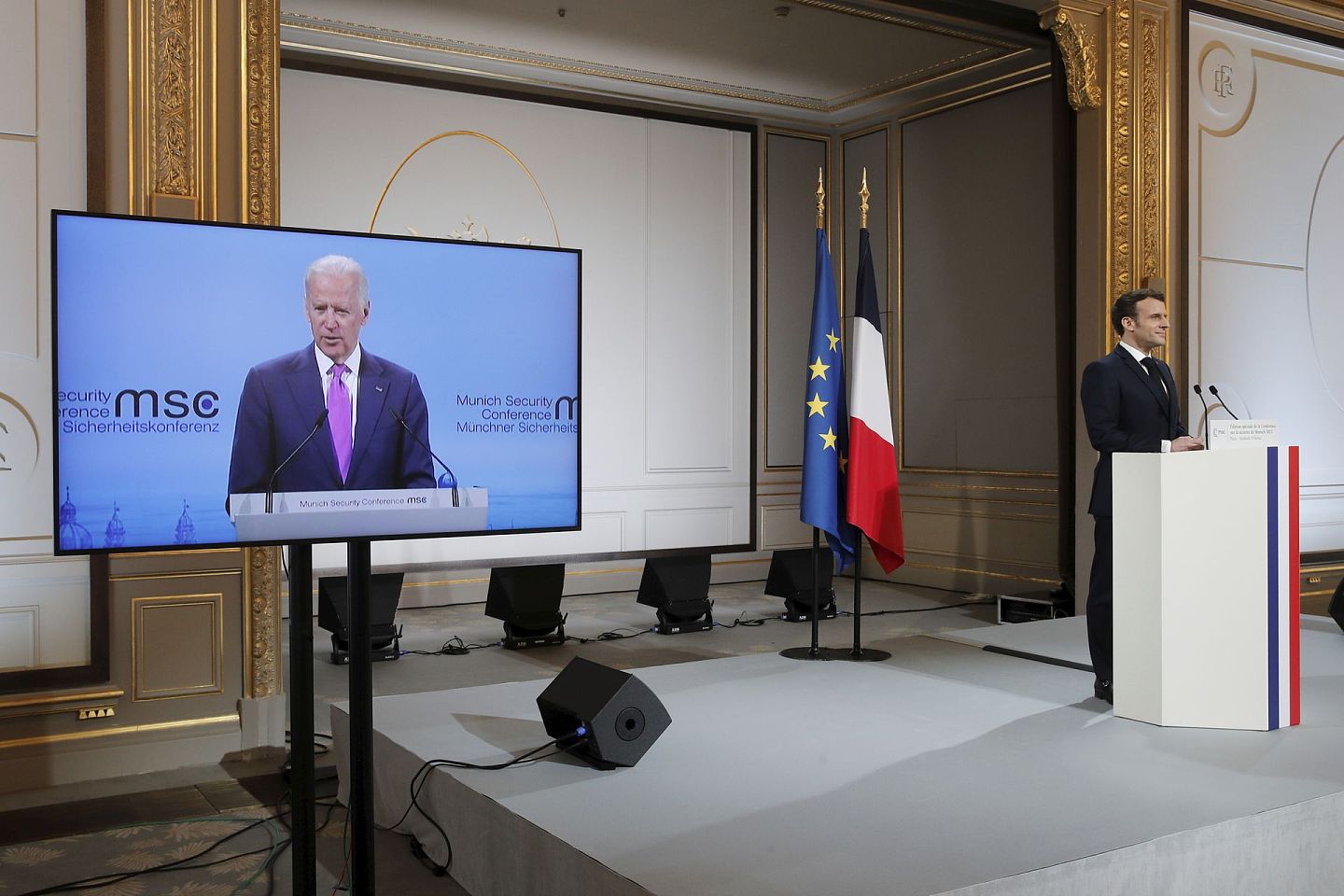 2021年2月19日，法国总统马克龙（右）在法国巴黎爱丽舍宫参加2021年慕尼黑安全会议视频会议，美国总拜登出现在屏幕上。（AP）