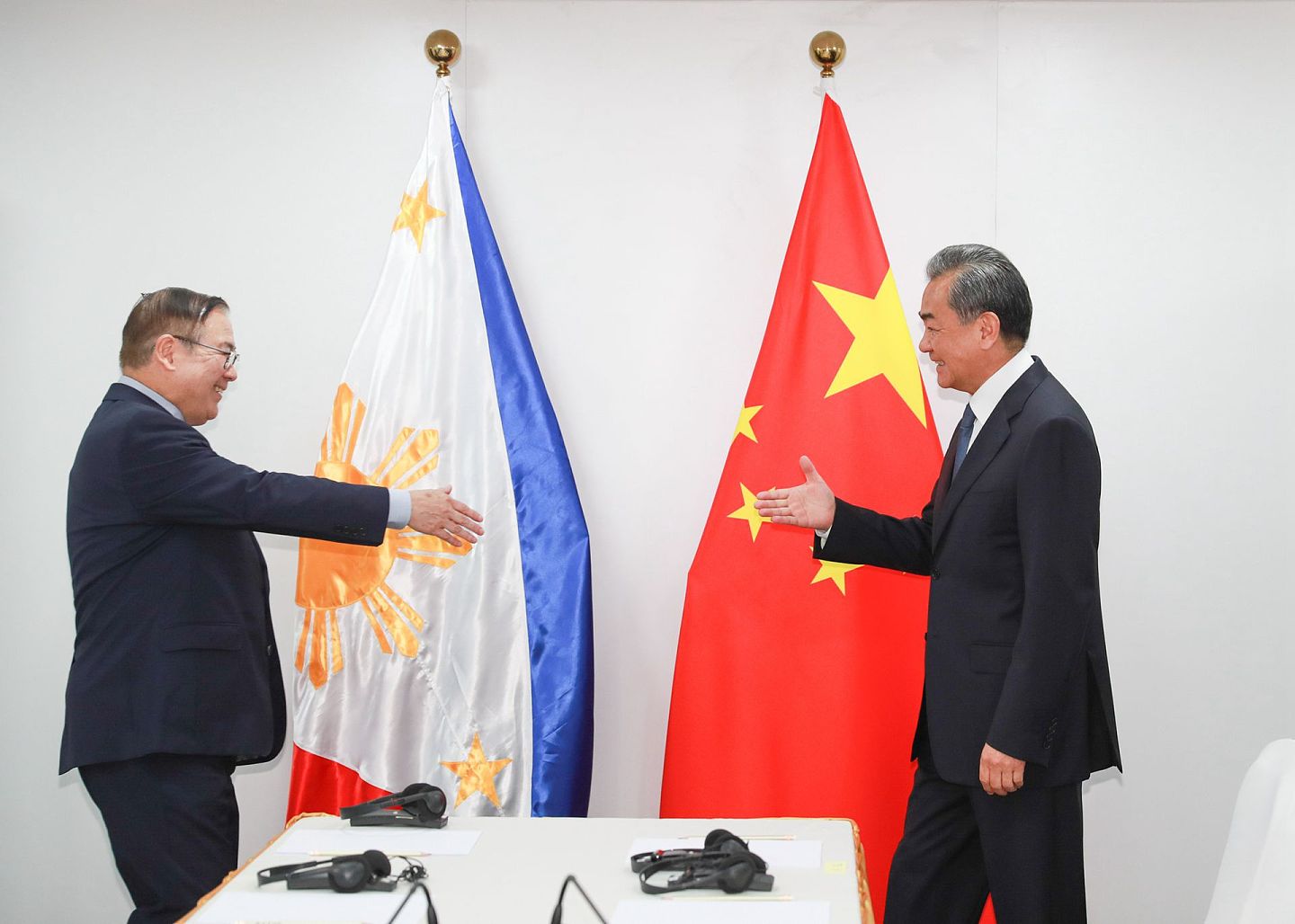 2019年7月30日，中国国务委员兼外交部长王毅（右）在泰国曼谷会见菲律宾外长洛钦（左）。（新华社）