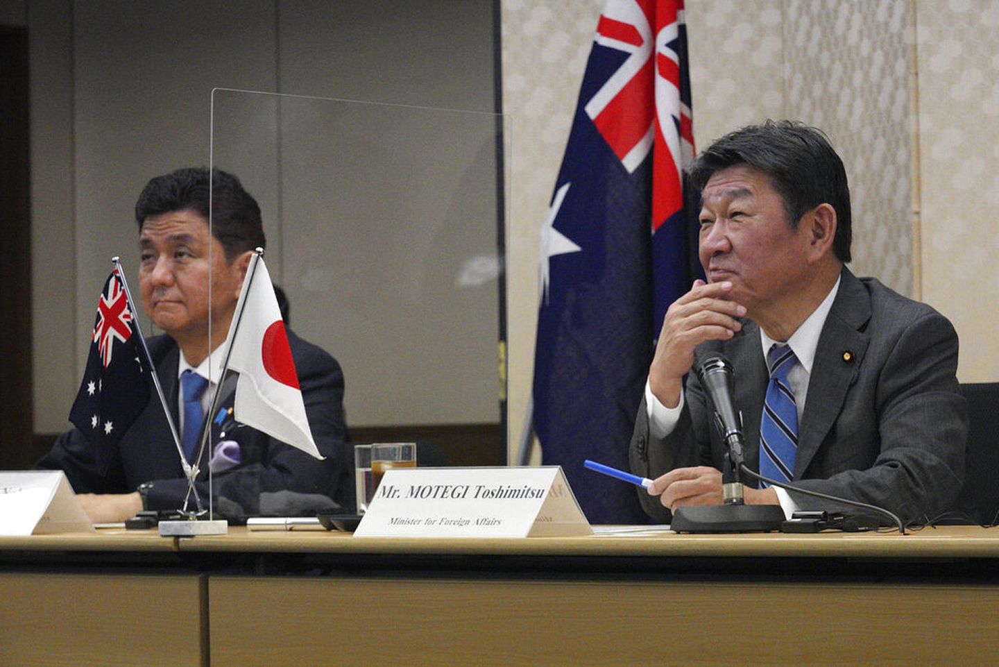 2021年6月9日，日本防卫大臣岸信夫（左）及外务大臣茂木敏充（右）在东京外务省，透过视像与澳大利亚外长及防长开会。（AP）