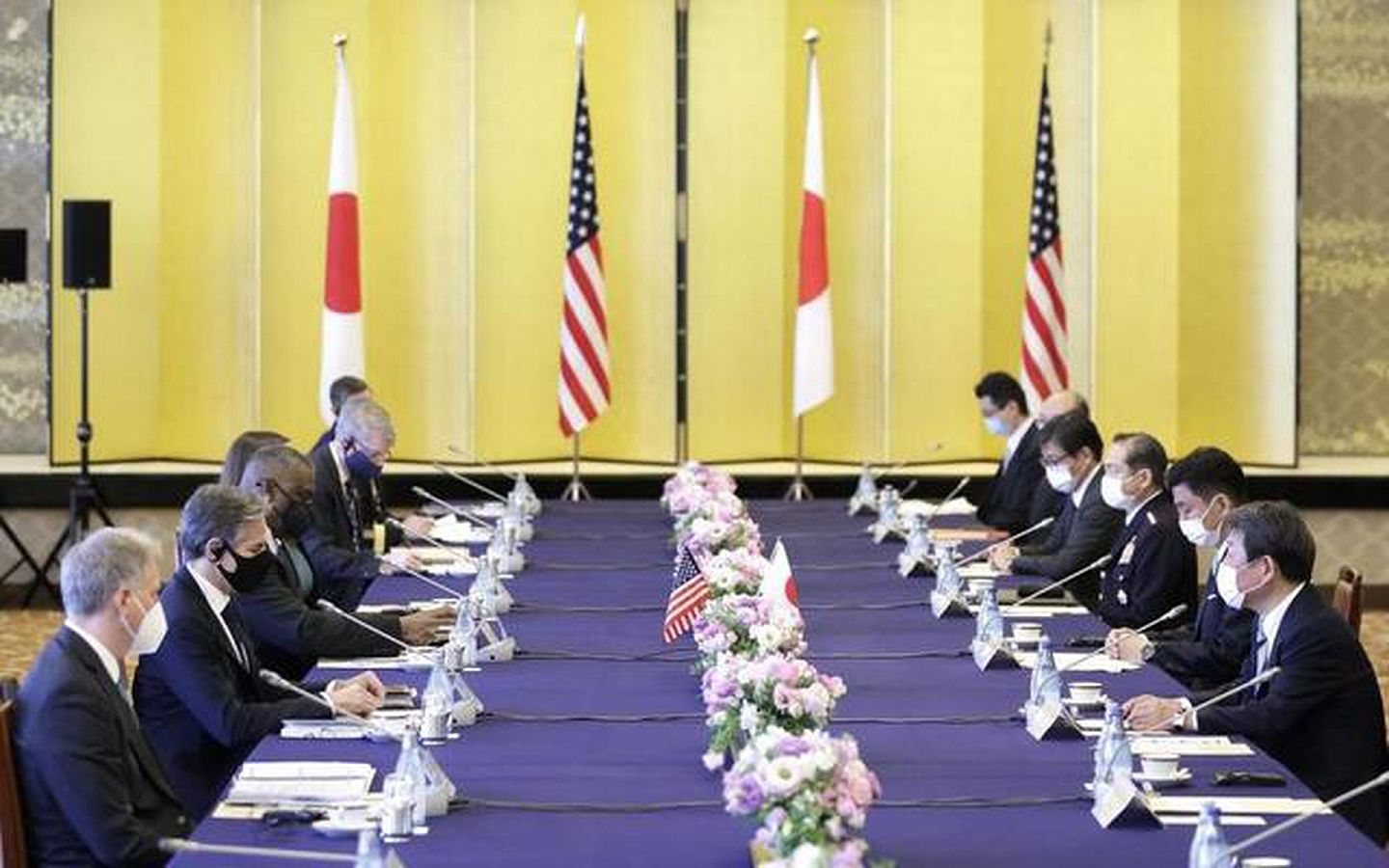 2021年3月16日，访日的美国国务卿布林肯（左二）和国防部长奥斯丁（左三）与日本外务大臣茂木敏充（右一）和防卫大臣岸信夫（右二）在日本东京出席美日“2+2”会晤。（新华社）