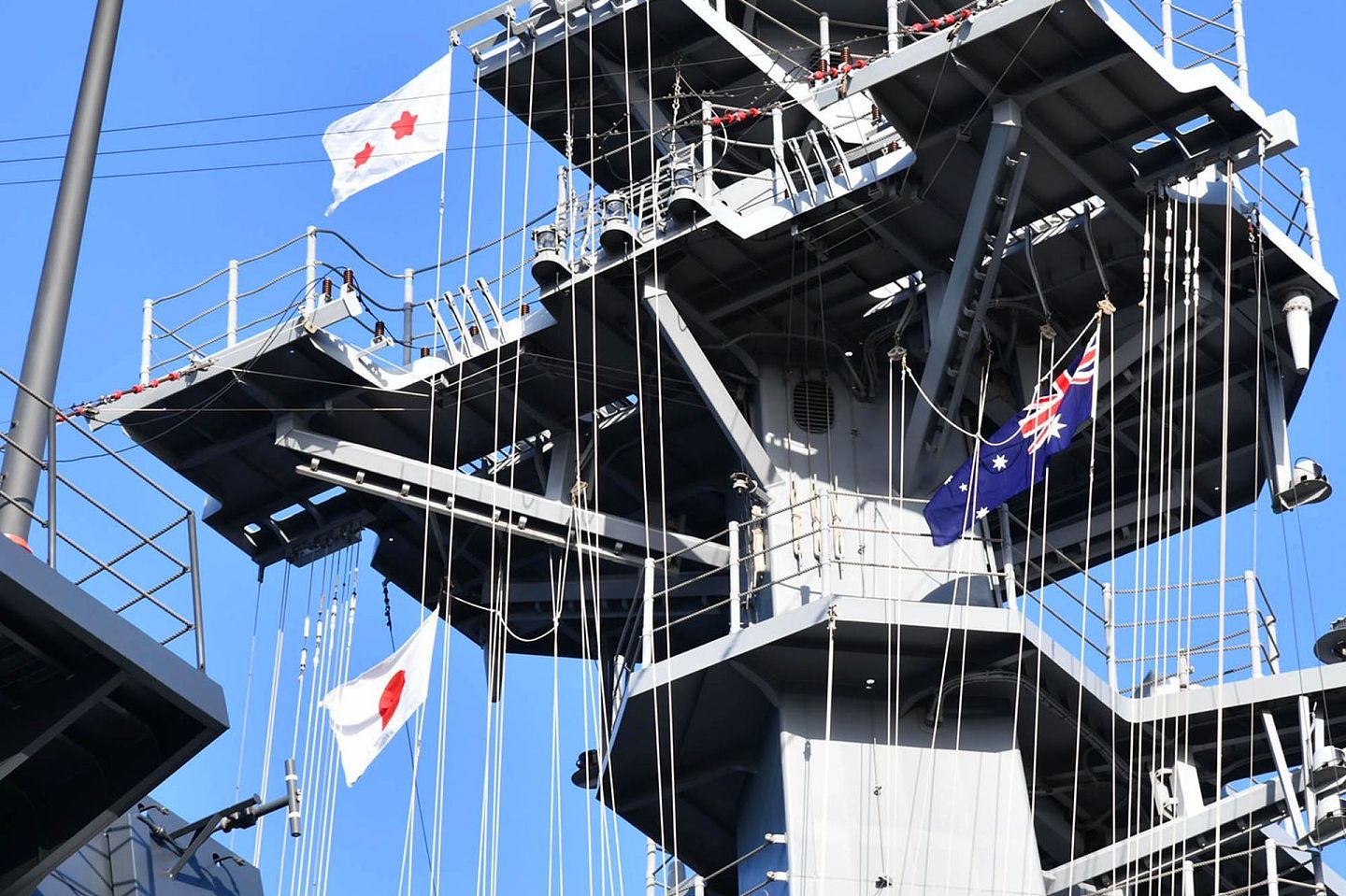 日本海上自卫队自8月底展开远航，并与印太多国进行联演。图为日本舰艇9月21日在澳大利亚达尔文港停泊并进行补给作业。（Twitter@JMSDF_PAO）