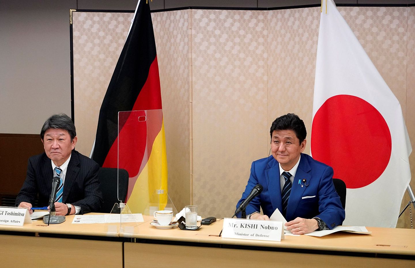 2021年4月13日，日本外务大臣茂木敏充及防卫大臣岸信夫在东京外交部出席视像会议。（REUTERS）