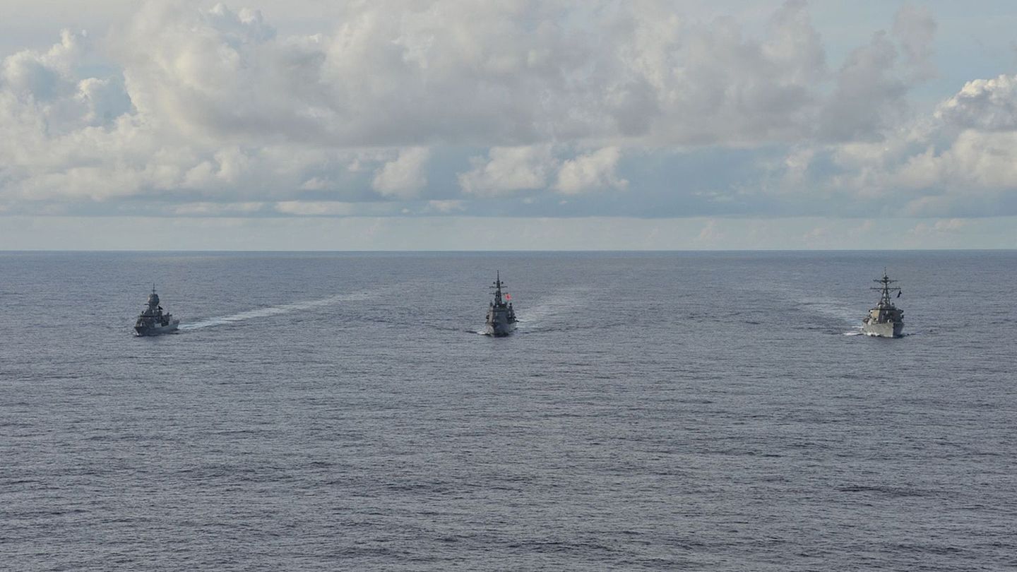 2020年10月19日至20日，美国、日本与澳大利亚三国海军在南海举行了三边海军演习。（Twitter@USPacificFleet）